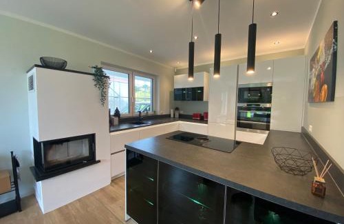 Muldestausee Casa | 8 Personen Ferienhaus ,Seegelblick" am Goitzschesee, erste Reihe am Strand mit Sauna, Kamin, Wallbox & SUP
