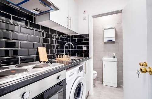 Hendon Casa | 8 Private Rooms with own kitchen & bathroom, Parking, 30min to Wembley Stadium, sleeps 16 to 20 people