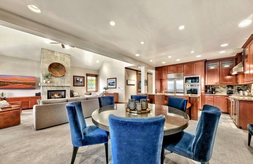 Sierra Shores Casa | 8 Sierra Shores - Stunning Lakefront 4BR/4BA