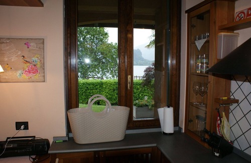 Brusimpiano Apartamento | 80 m2 parte de 3 habitaciones de la casa directamente en el lago de Lugano
