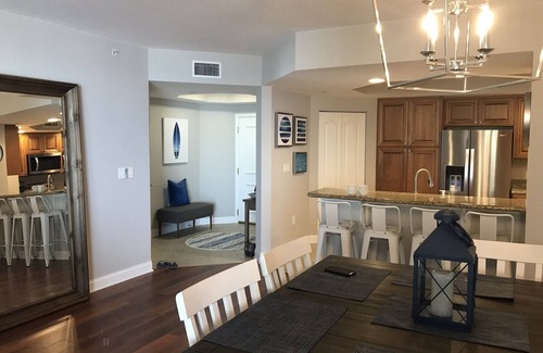 Clearwater Beach Condominio | ¡Nuevo listado! Condominio recién pintado y amueblado con impresionantes vistas del octavo piso