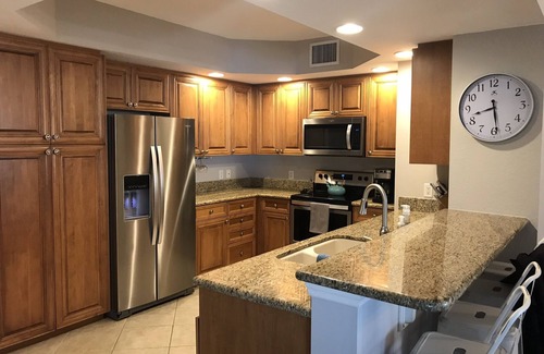 Clearwater Beach Condominio | ¡Nuevo listado! Condominio recién pintado y amueblado con impresionantes vistas del octavo piso