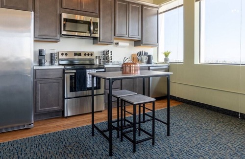 Santa Ana Apartamento | 808 · Stunning Sunset Views in a Hi-Rise | Walk to DTSA