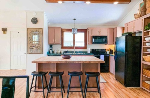Fairfield Casa | 80s glam house w/ hot tub, mtn views near W&L, VMI
