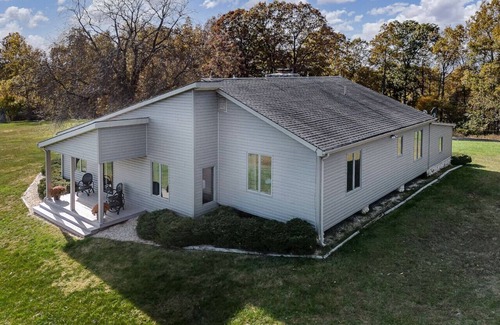 Fairfield Casa | 80s glam house w/ hot tub, mtn views near W&L, VMI