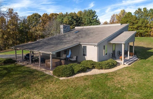 Fairfield Casa | 80s glam house w/ hot tub, mtn views near W&L, VMI
