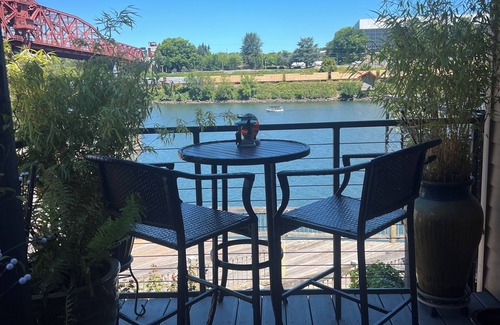 Old Town Chinatown Condominio | 840 square foot 1-bedroom 1 bath condo on the RIVER. 2 balconies! Pool. Hot tub.