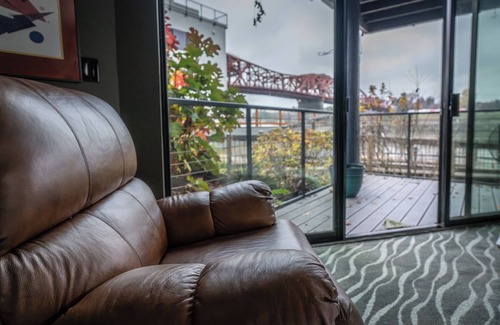 Old Town Chinatown Condominio | 840 square foot 1-bedroom 1 bath condo on the RIVER. 2 balconies! Pool. Hot tub.