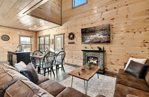 Sevierville Cabina | 85° Pool | Hot Tub |Game Room | Dollywood | Pigeon Forge | Gatlinburg