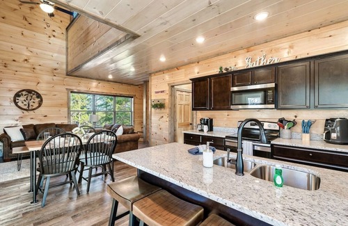 Sevierville Cabina | 85° Pool | Hot Tub |Game Room | Dollywood | Pigeon Forge | Gatlinburg