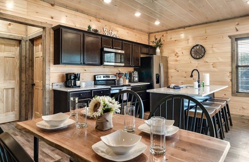 Sevierville Cabina | 85° Pool | Hot Tub |Game Room | Dollywood | Pigeon Forge | Gatlinburg