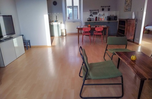Livinhac-le-Haut Apartamento | 85m2 apartment in 18th century house in the heart of the village.