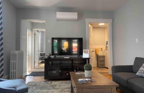 Queens Square Casa | 86A King Bed 2bd 3bt on Queen St. Downtown