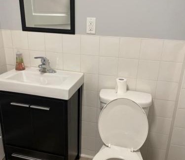 Queens Square Casa | 86A King Bed 2bd 3bt on Queen St. Downtown