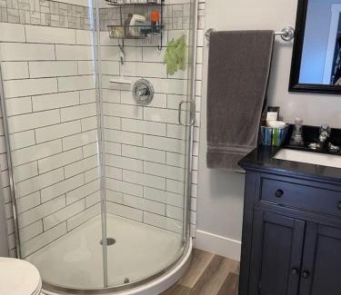 Queens Square Casa | 86A King Bed 2bd 3bt on Queen St. Downtown