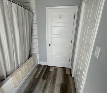Queens Square Casa | 86A King Bed 2bd 3bt on Queen St. Downtown