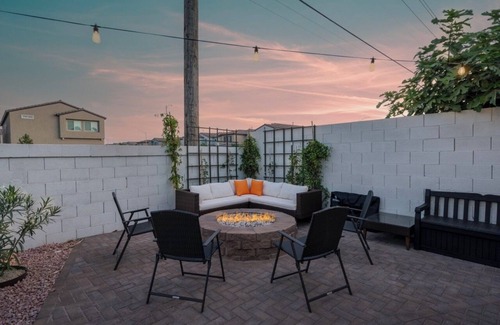 North Las Vegas Casa | 8BR 5BA SuperHero Retreat-King Beds, BBQ, Hammock, Firepit, MiniGolf, WorkSpace