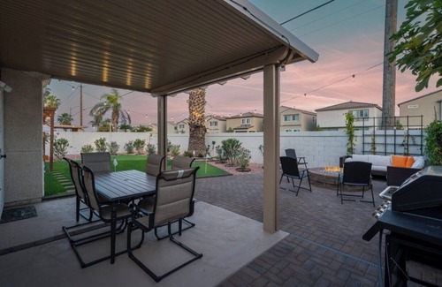 North Las Vegas Casa | 8BR 5BA SuperHero Retreat-King Beds, BBQ, Hammock, Firepit, MiniGolf, WorkSpace