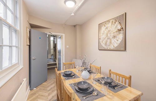 Regent's Park Casa | 8BR Gem in Prime Location: Perfect for Group Stays