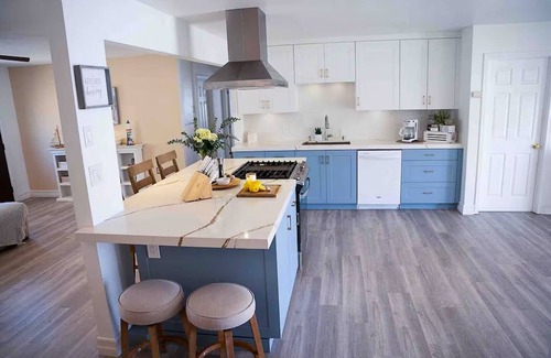 Bay Ho Casa | 8ft Deep Heated Pool, 9 Seat Medical Grade Jacuzzi, Mini-Golf & Chef’s Kitchen!