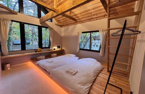 Yamanakako Apartamento | 8Lantern サウナ付き民泊で日本10位 最大10名 大きな窓とウッドデッキの一体感 2025年完成 BBQ 貸し切り宿