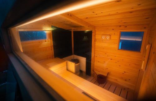 Yamanakako Apartamento | 8Lantern サウナ付き民泊で日本10位 最大10名 大きな窓とウッドデッキの一体感 2025年完成 BBQ 貸し切り宿