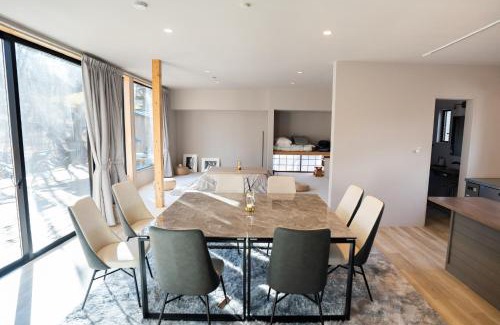 Yamanakako Apartamento | 8Lantern サウナ付き民泊で日本10位 最大10名 大きな窓とウッドデッキの一体感 2025年完成 BBQ 貸し切り宿
