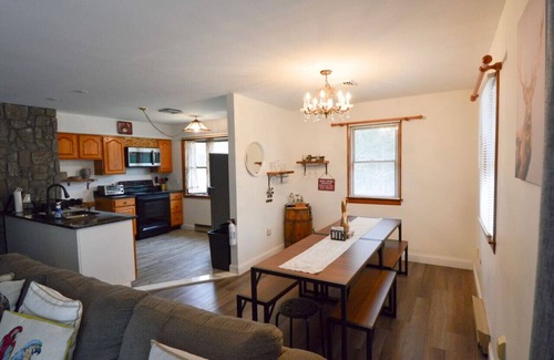 Cresco Casa | 8PPL|Pets Welcome| 2 Game Rms|Hot Tub|Large Deck