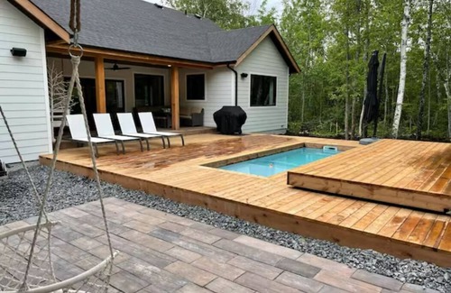 Lac du Bonnet Cabaña | 8TH ESCAPE w/Plunge Pool, Hot Tub, Sauna backing onto 8th Hole on Granite Hills