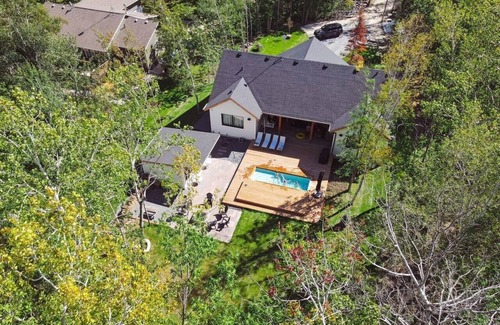 Lac du Bonnet Cabaña | 8TH ESCAPE w/Plunge Pool, Hot Tub, Sauna backing onto 8th Hole on Granite Hills