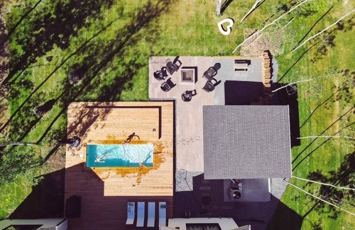 Lac du Bonnet Cabaña | 8TH ESCAPE w/Plunge Pool, Hot Tub, Sauna backing onto 8th Hole on Granite Hills