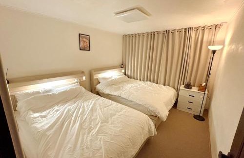 Deungchon-dong Apartamento | 9호선 도보5분,1층,퀸침대3,방2,호텔침구,5인추천,아늑함,가양,등촌,염창,공항노선
