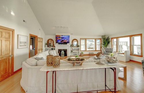 Hatteras Casa | 9 Bed Oceanfront in OBX With Pool & 2 Hot Tubs!