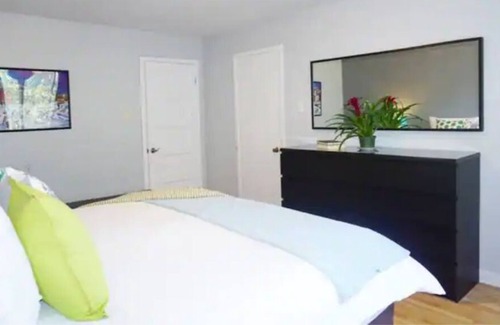 Cote-Saint-Luc Apartamento | 9 bedrooms, 4 bathrooms, 2 kitchens, free parking