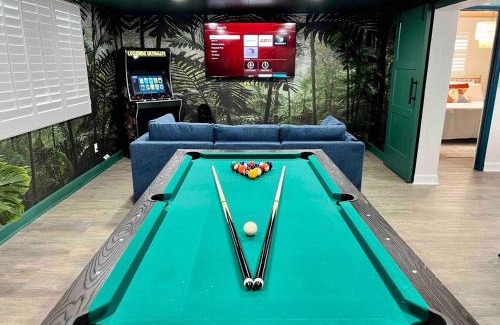 Carter Norwood Casa | 9 Beds Beach Gameroom Cowboy Pool Mini Golf