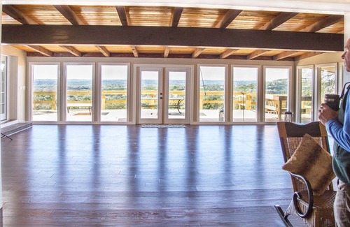 Wimberley Cabaña | 5 casas de huéspedes y eventos / sala de reuniones con hermosas vistas de TX Hill Country