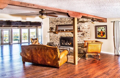 Wimberley Cabaña | 5 casas de huéspedes y eventos / sala de reuniones con hermosas vistas de TX Hill Country