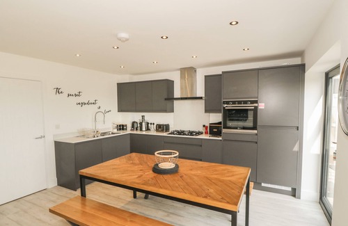 Llanfaelog Casa | 9 GWEL-YR-WYDDFA, pet friendly, luxury holiday cottage in Llanfaelog