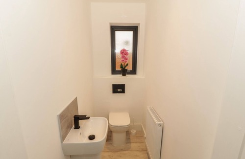 Llanfaelog Casa | 9 GWEL-YR-WYDDFA, pet friendly, luxury holiday cottage in Llanfaelog
