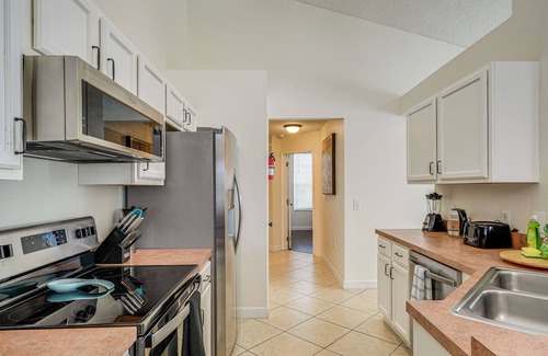 Lake Berkley Casa | 9 Mi to Disney: Home w/ Pool Table & Water Views!