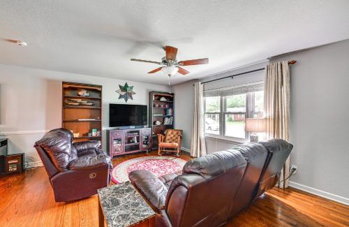 Richland Hills Casa | 9 Mi to Dtwn Fort Worth Home with Patio and Yard