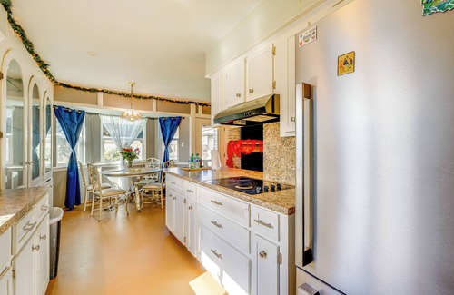 South Side Casa | 9 Mi to Dtwn: Spacious Retreat in Corpus Christi!