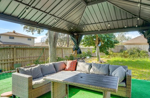 South Side Casa | 9 Mi to Dtwn Spacious Retreat in Corpus Christi!