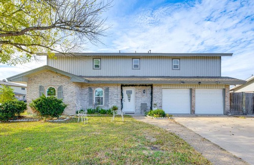 South Side Casa | 9 Mi to Dtwn Spacious Retreat in Corpus Christi!