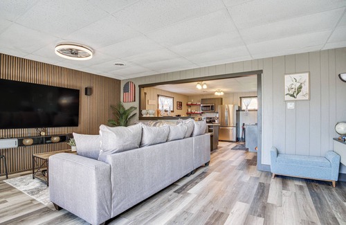 Howards Grove Casa | 9 Mi to Shore: Home w/ Hot Tub in Howards Grove!