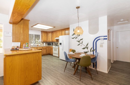 South Redlands Casa | 🧡9 min to University,Parking, 4BR/2BA, Sleeps 10, Boho Style🌼