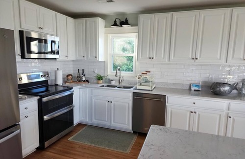 Kill Devil Hills Cabaña | 9 MINUTE WALK TO THE BEACH; BEAUTIFULLY DECORATED; GREAT SIDE-STREET LOCATION