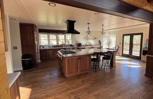 Tehachapi Casa | 90 Acre Luxury Ranch Sleeps 10 - Pool Jacuzzi Pickleball Court - Horse Corrals
