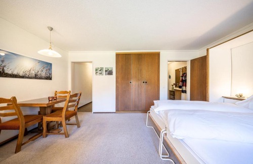 Vulpera Apartamento | 9303 Gemuetliches, zweckmaessig eingerichtetes Studio mit Balkon und Golfplatzblick