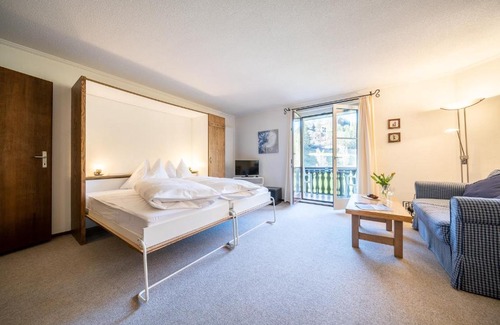 Vulpera Apartamento | 9303 Gemuetliches, zweckmaessig eingerichtetes Studio mit Balkon und Golfplatzblick